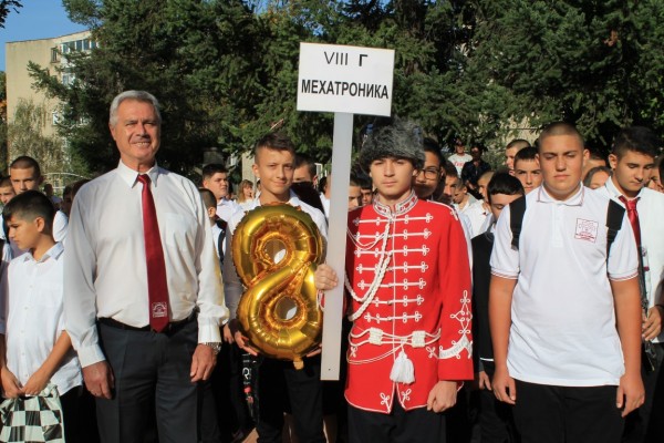 Двама директори посрещнаха осмокласниците в ПГ „Иван Хаджиенов”