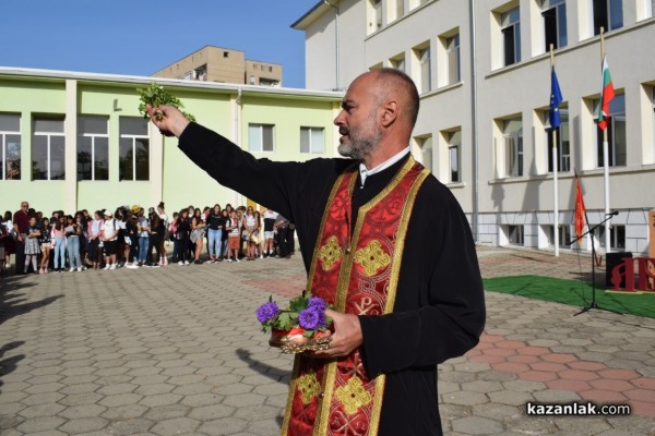 Първият училищен звънец удари за 64 първокласници в ОУ „Паисий  Хилендарски“