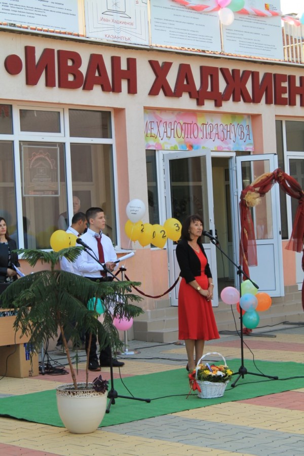 Двама директори посрещнаха осмокласниците в ПГ „Иван Хаджиенов”