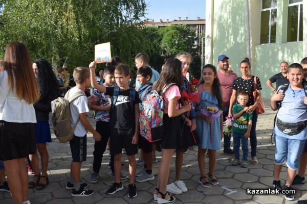 Първият училищен звънец удари за 64 първокласници в ОУ „Паисий  Хилендарски“