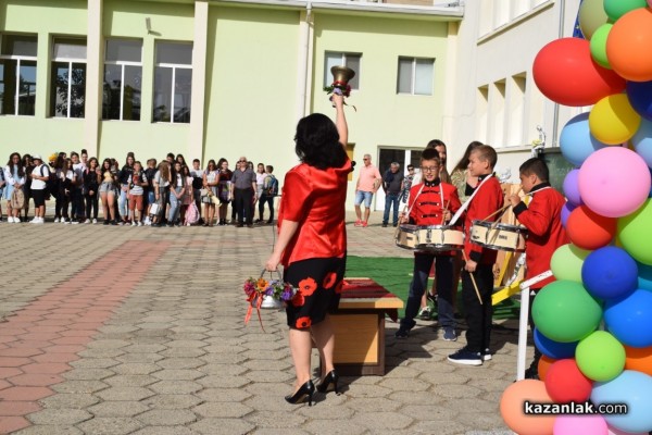 Първият училищен звънец удари за 64 първокласници в ОУ „Паисий  Хилендарски“