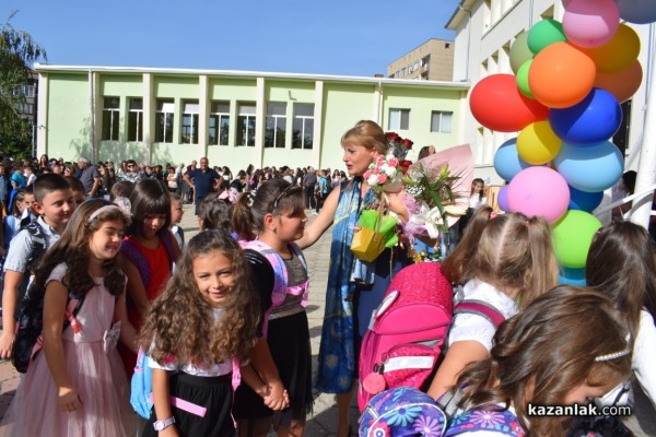 Първият училищен звънец удари за 64 първокласници в ОУ „Паисий  Хилендарски“