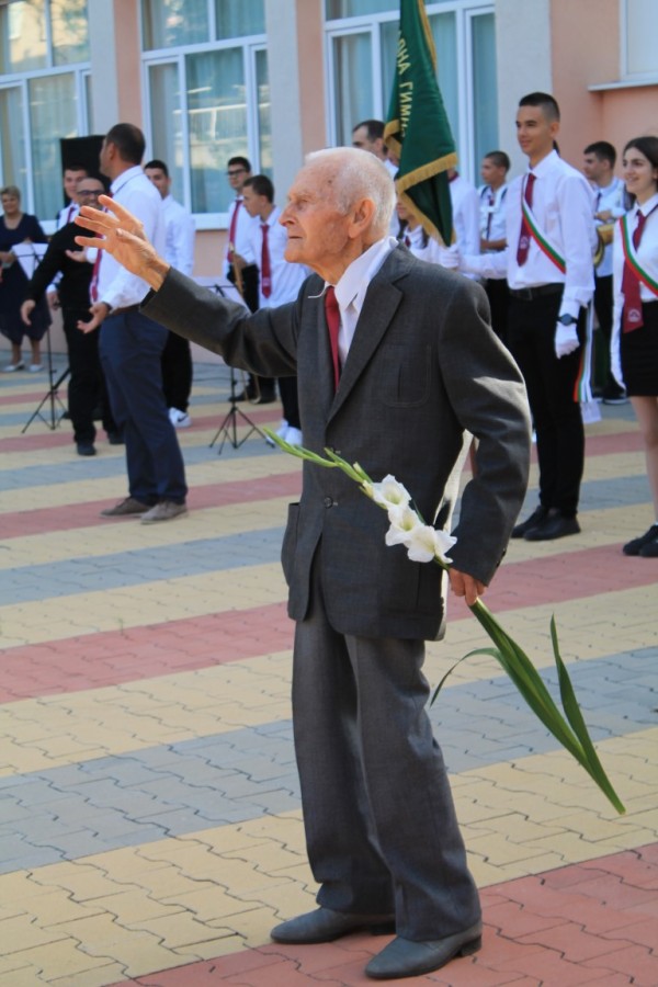 Двама директори посрещнаха осмокласниците в ПГ „Иван Хаджиенов”