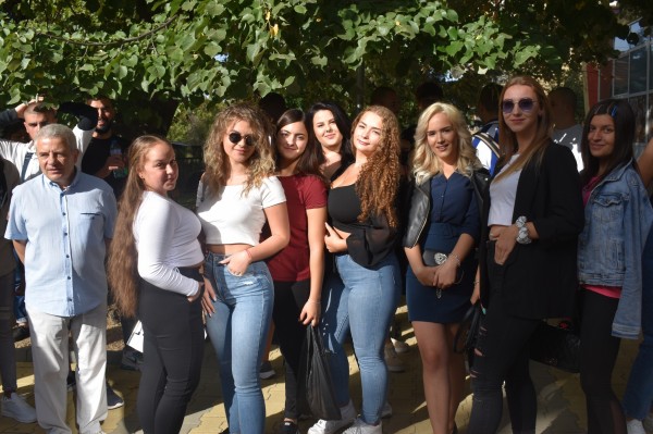 Първият звънец удари в ПГЛПТ с 3 нови паралелки