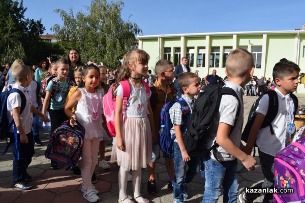 Първият училищен звънец удари за 64 първокласници в ОУ „Паисий  Хилендарски“