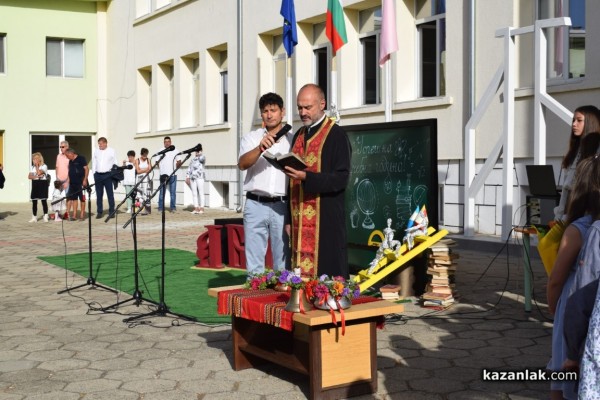 Първият училищен звънец удари за 64 първокласници в ОУ „Паисий  Хилендарски“