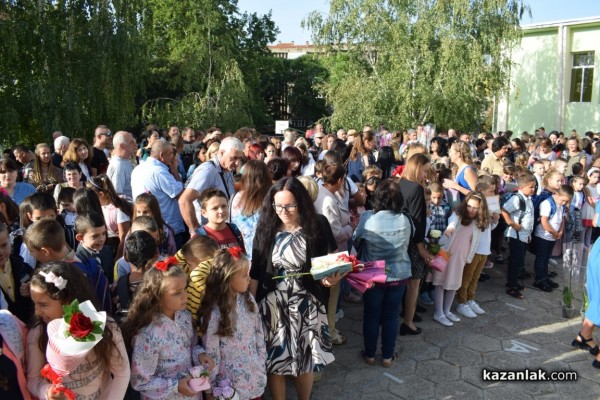 Първият училищен звънец удари за 64 първокласници в ОУ „Паисий  Хилендарски“