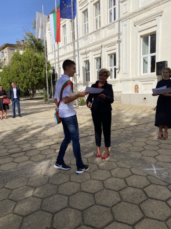 Празнично и с почетни грамоти започна първият учебен ден в ПХГ “Св. Св. Кирил и Методий“