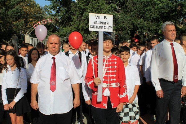 Двама директори посрещнаха осмокласниците в ПГ „Иван Хаджиенов”