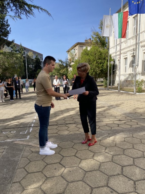 Празнично и с почетни грамоти започна първият учебен ден в ПХГ “Св. Св. Кирил и Методий“