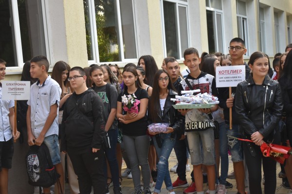 Първият звънец удари в ПГЛПТ с 3 нови паралелки