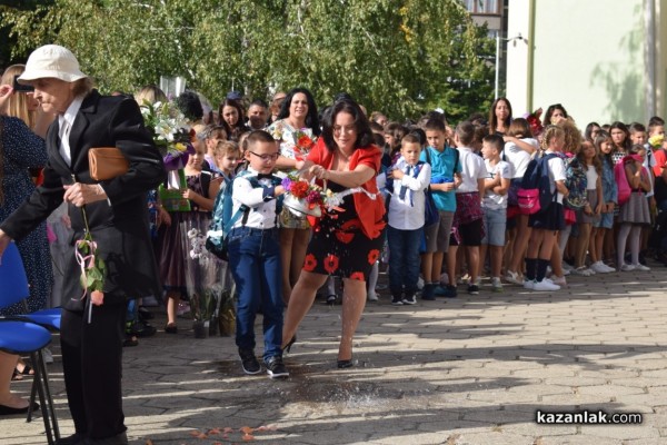 Първият училищен звънец удари за 64 първокласници в ОУ „Паисий  Хилендарски“