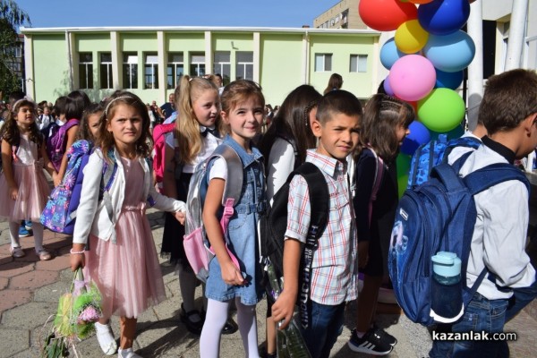 Първият училищен звънец удари за 64 първокласници в ОУ „Паисий  Хилендарски“