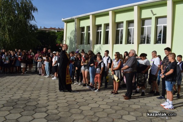 Първият училищен звънец удари за 64 първокласници в ОУ „Паисий  Хилендарски“