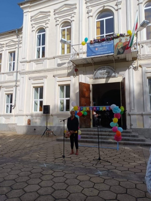 Празнично и с почетни грамоти започна първият учебен ден в ПХГ “Св. Св. Кирил и Методий“