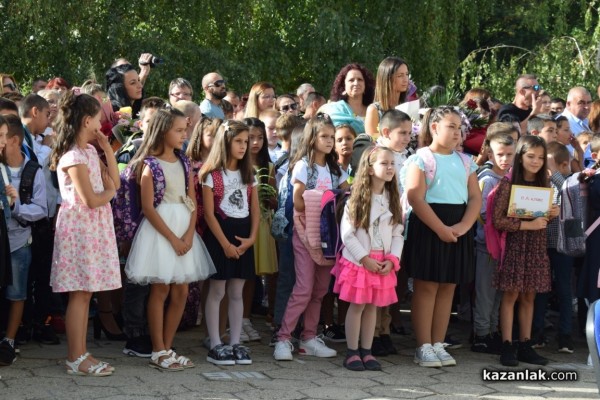 Първият училищен звънец удари за 64 първокласници в ОУ „Паисий  Хилендарски“