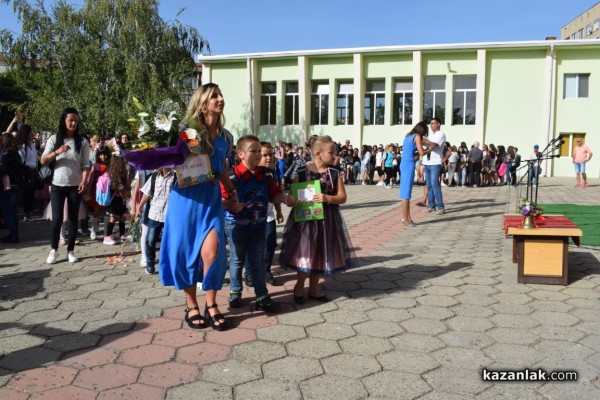 Първият училищен звънец удари за 64 първокласници в ОУ „Паисий  Хилендарски“