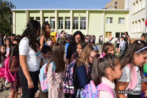 Първият училищен звънец удари за 64 първокласници в ОУ „Паисий  Хилендарски“