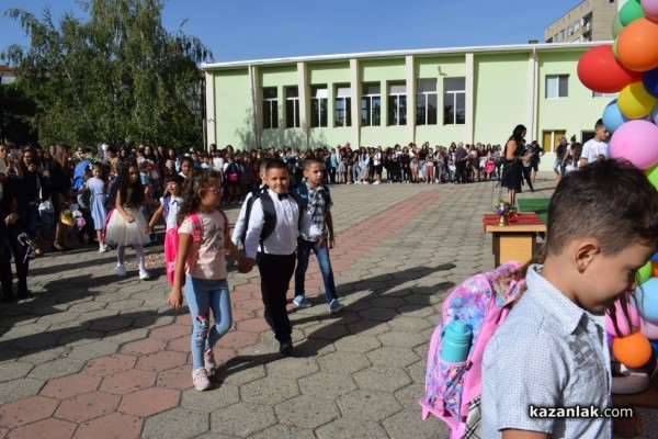 Първият училищен звънец удари за 64 първокласници в ОУ „Паисий  Хилендарски“