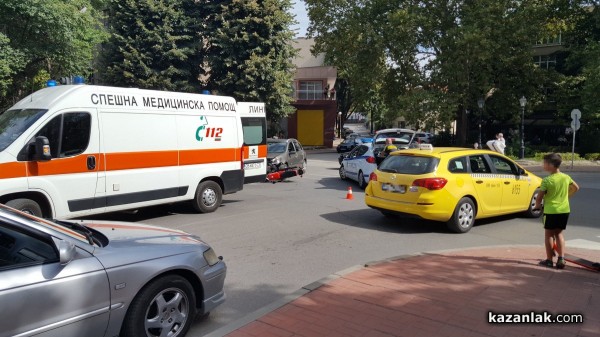 Кола и мотопед се блъснаха до „Зеления мост“ 