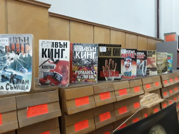 Библиотеката откри тематична витрина, посветена на 75-годишнината на Стивън Кинг