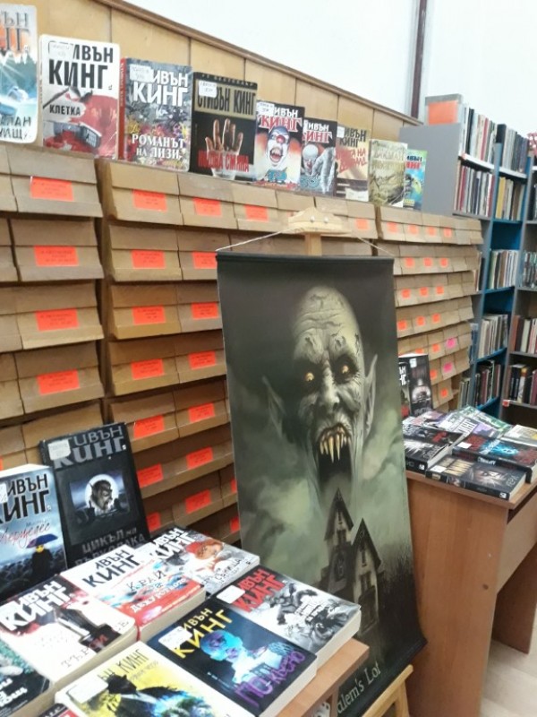 Библиотеката откри тематична витрина, посветена на 75-годишнината на Стивън Кинг