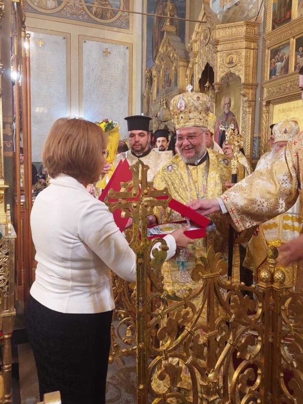 Дядо Киприан отличи Галина Стоянова за грижите за храм-паметник “Рождество Христово“ в гр. Шипка