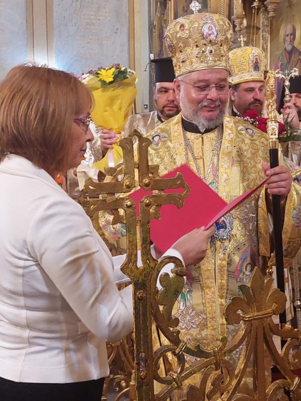 Дядо Киприан отличи Галина Стоянова за грижите за храм-паметник “Рождество Христово“ в гр. Шипка