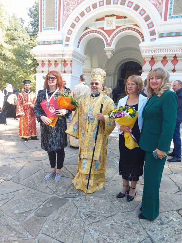 Дядо Киприан отличи Галина Стоянова за грижите за храм-паметник “Рождество Христово“ в гр. Шипка