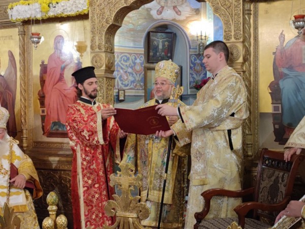 Дядо Киприан отличи Галина Стоянова за грижите за храм-паметник “Рождество Христово“ в гр. Шипка