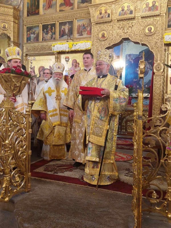 Дядо Киприан отличи Галина Стоянова за грижите за храм-паметник “Рождество Христово“ в гр. Шипка