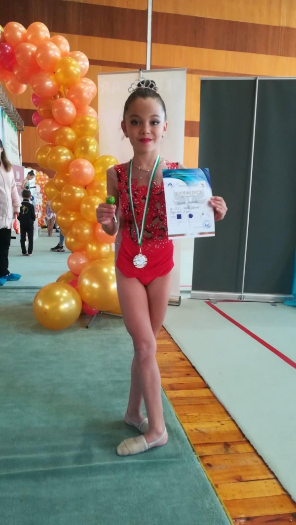 Гимнастичките ни с достойно с представяне на държавното в София 