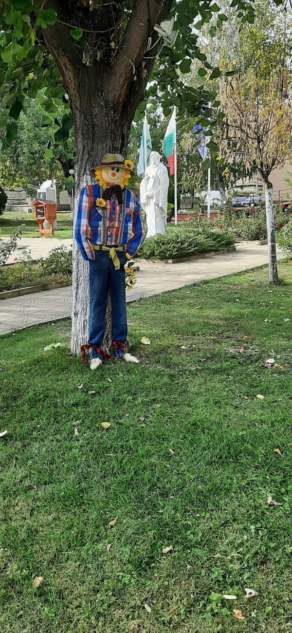 Нова есенна украса зарадва енинци