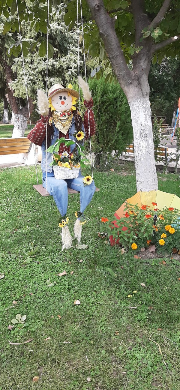 Нова есенна украса зарадва енинци