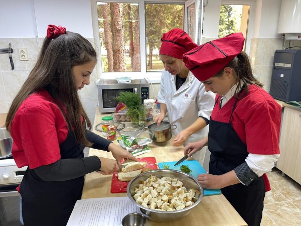 Гости от Република Северна Македония присъстваха на занятие по програма Еразъм+ в ПГЛПТ