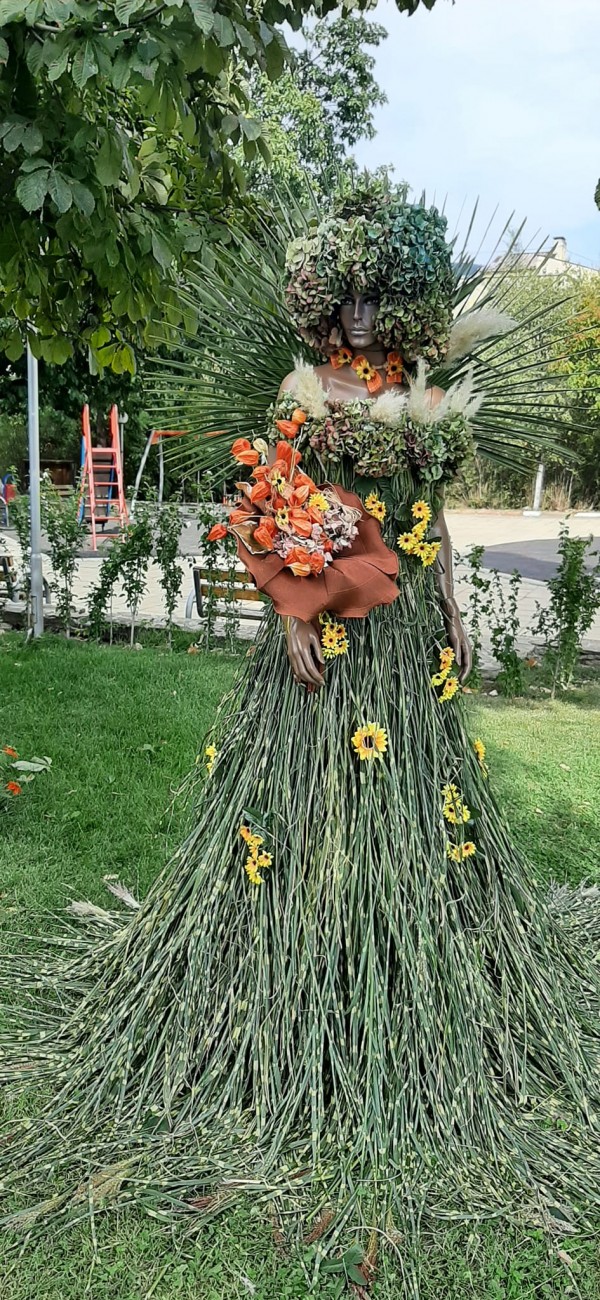 Нова есенна украса зарадва енинци