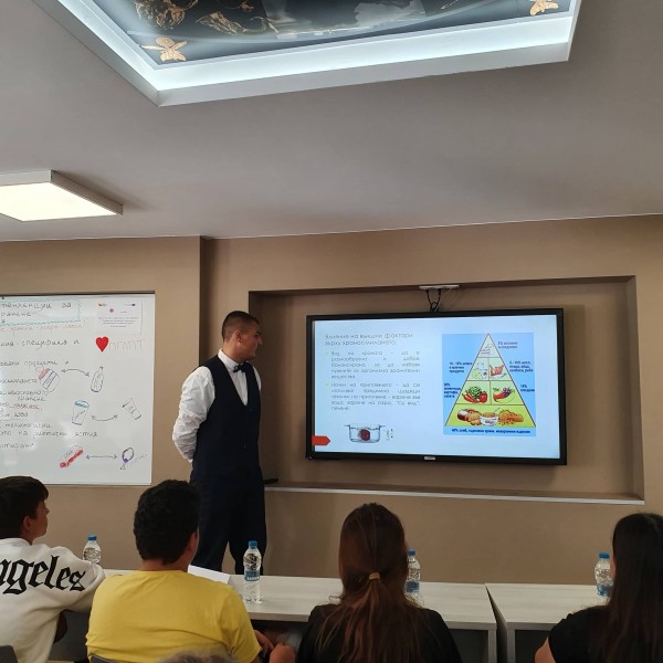 Гости от Република Северна Македония присъстваха на занятие по програма Еразъм+ в ПГЛПТ