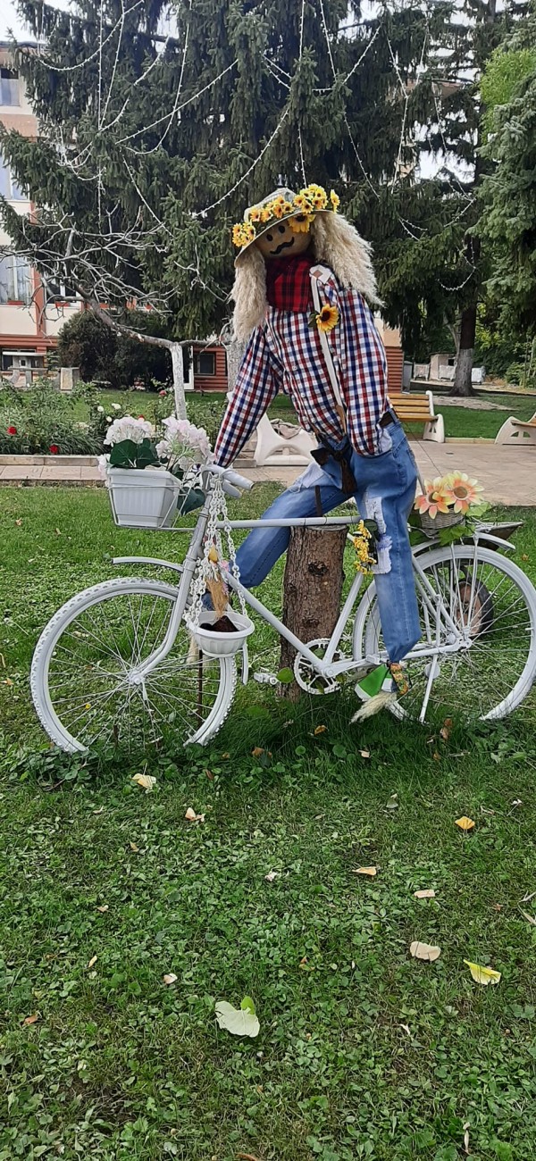 Нова есенна украса зарадва енинци