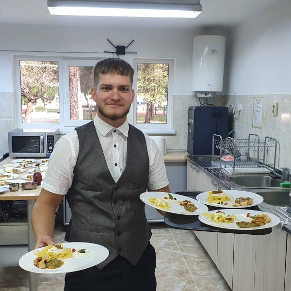 Гости от Република Северна Македония присъстваха на занятие по програма Еразъм+ в ПГЛПТ