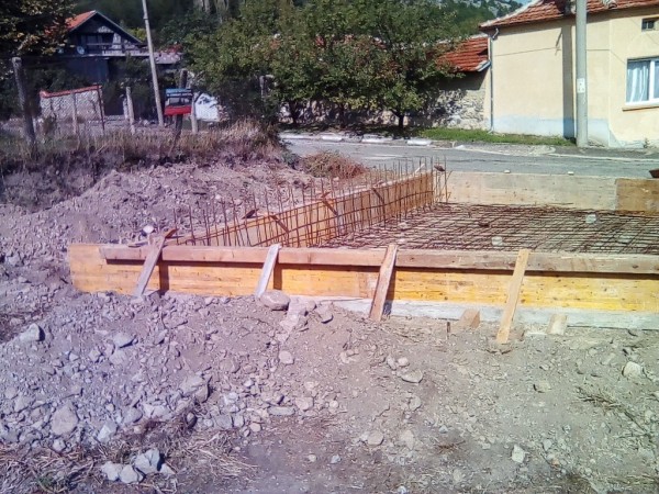 Основите на Ясеновския войнишки паметник са залети