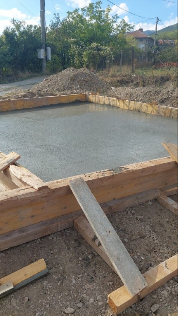 Основите на Ясеновския войнишки паметник са залети