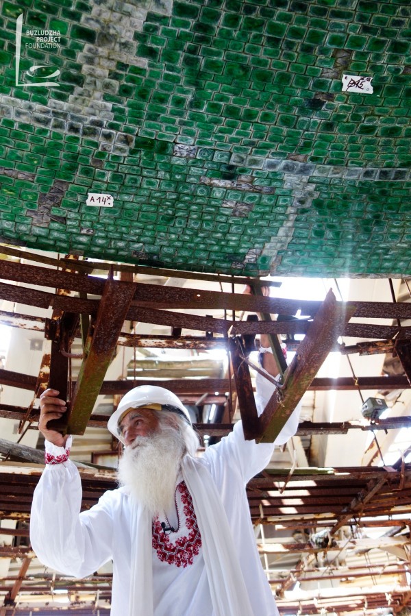 След 42 години, създателят на куполната мозайка в Бузлуджа отново се докосна до произведението си