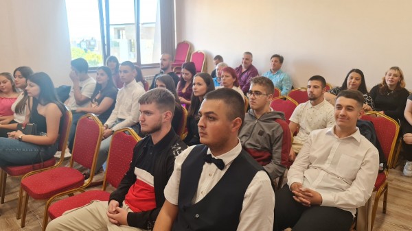 Учениците от ПГЛПТ получиха сертификати за участие в проект в Унгария