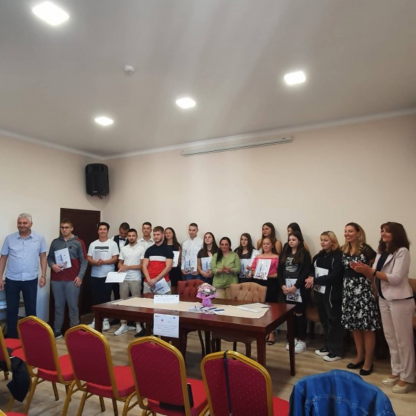 Учениците от ПГЛПТ получиха сертификати за участие в проект в Унгария