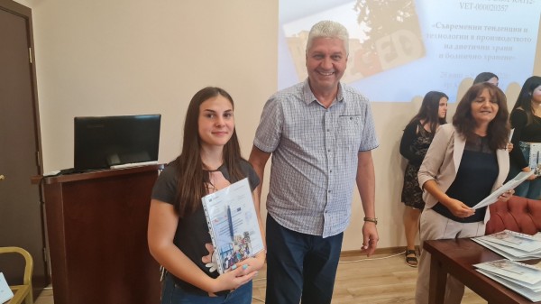 Учениците от ПГЛПТ получиха сертификати за участие в проект в Унгария