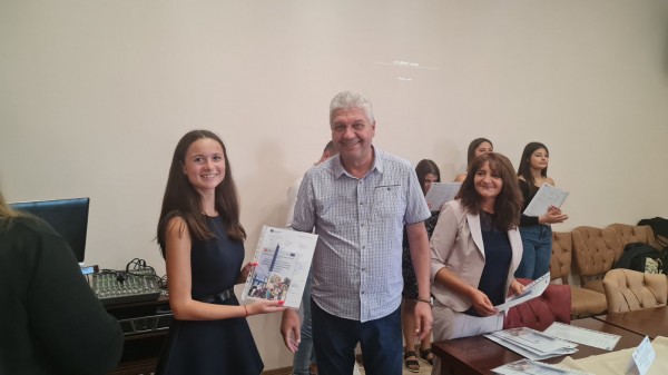 Учениците от ПГЛПТ получиха сертификати за участие в проект в Унгария