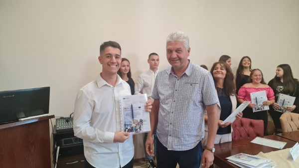 Учениците от ПГЛПТ получиха сертификати за участие в проект в Унгария