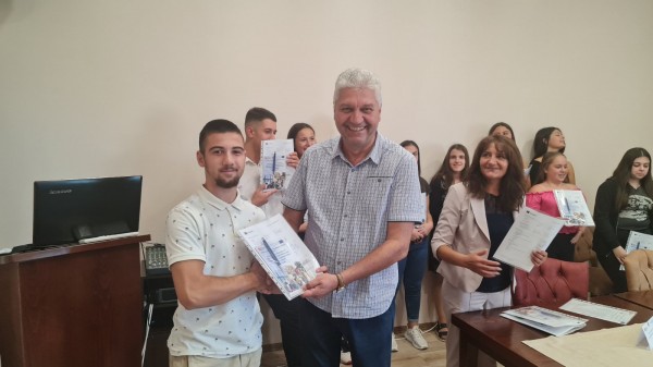 Учениците от ПГЛПТ получиха сертификати за участие в проект в Унгария