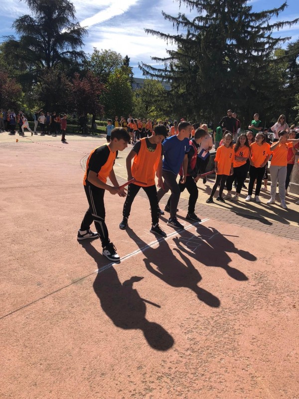 200 ученици се включиха в училищното щафетно бягане в Розариума