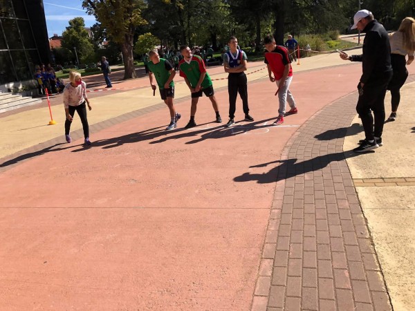 200 ученици се включиха в училищното щафетно бягане в Розариума